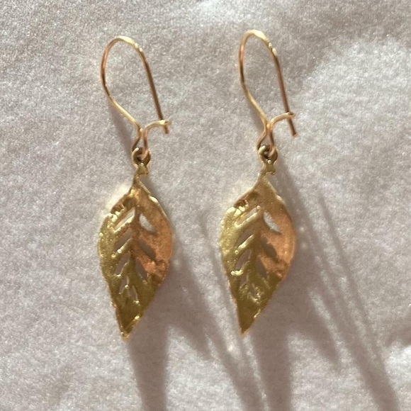 Vintage 10k Solid Gold Dangly Leaf Charm Earrings - Picture 3 of 7